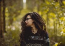 How Do You Get Flyaways to Lay Down on a Wig: Expert Tips