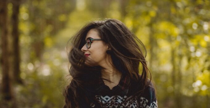 How Do You Get Flyaways to Lay Down on a Wig: Expert Tips