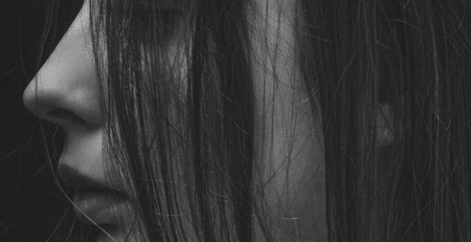 How Do You Get Tangles Out of the Nape of a Wig?