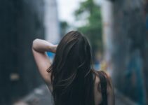 How Do You Keep a Wig from Looking Stiff: Essential Tips