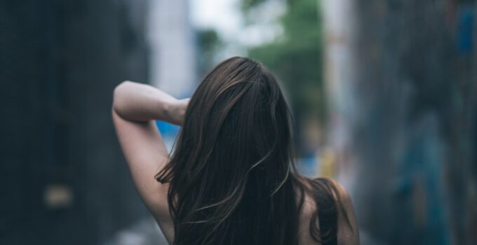 How Do You Keep a Wig from Looking Stiff: Essential Tips