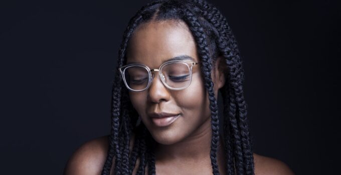 How do you make a hairline look natural on a wig?