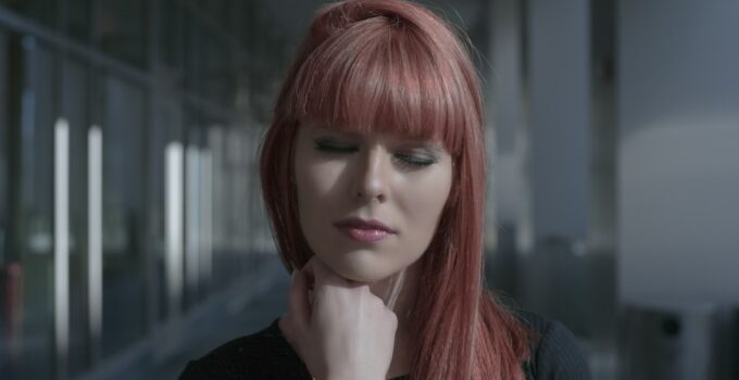 Guide on how to create a realistic side part on a wig