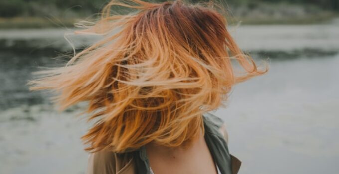 A tutorial on how to crimp a wig with a crimper